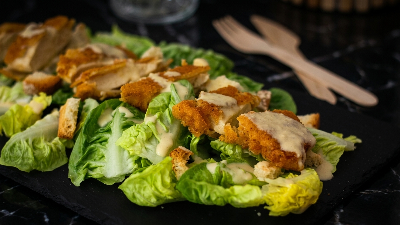 Ensalada César con pollo crujiente
