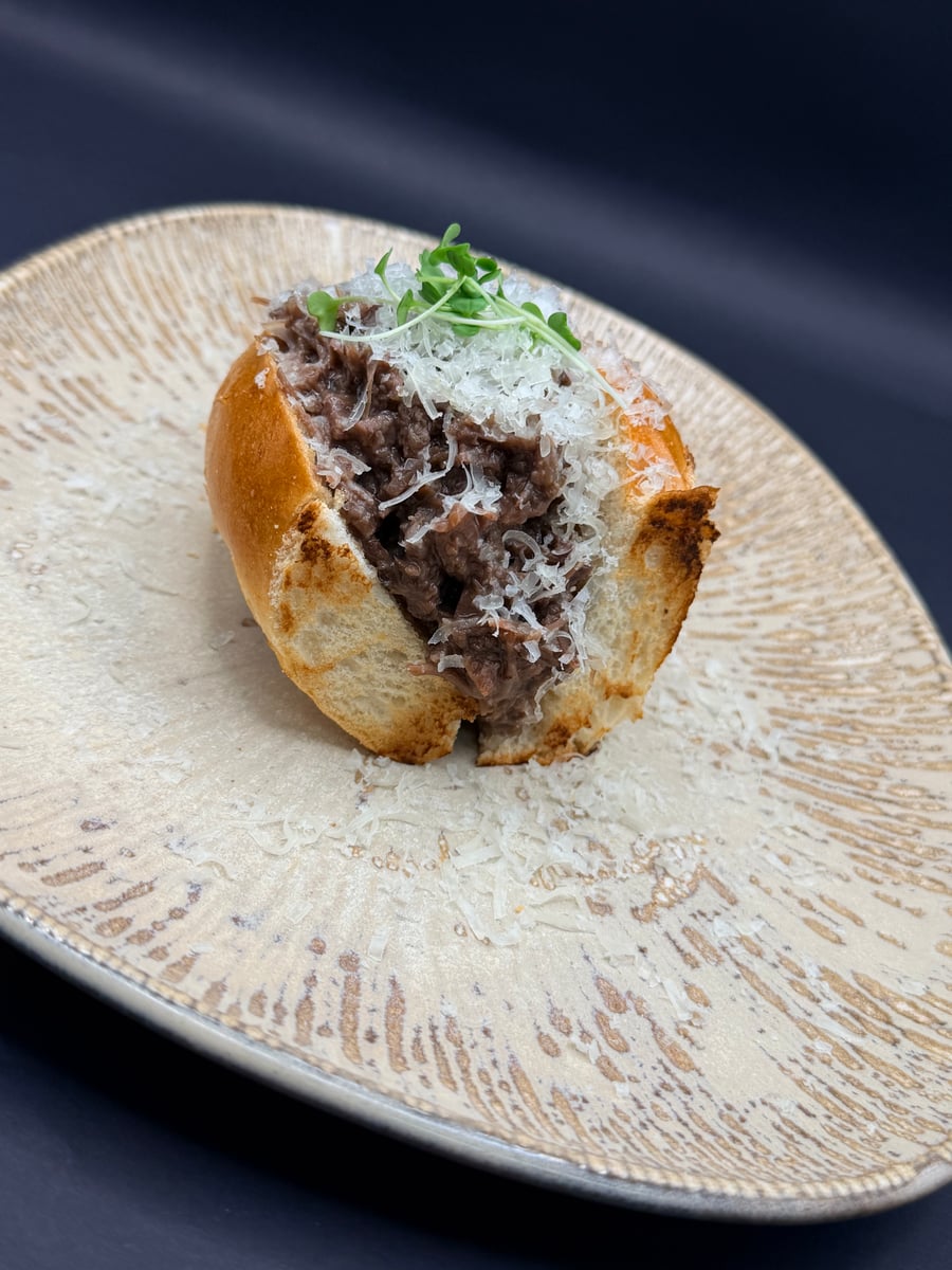 Pan brioche con carrillera y queso curado rallado