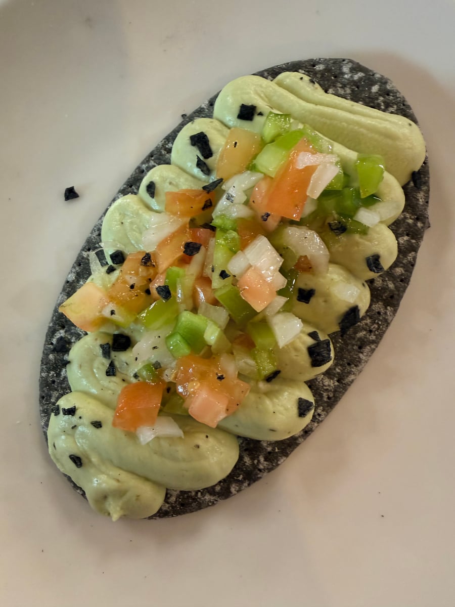 Tosta de guacamole con pico de gallo