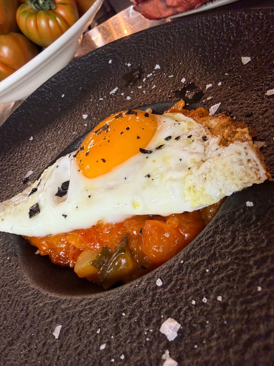 Pisto casero con huevo frito
