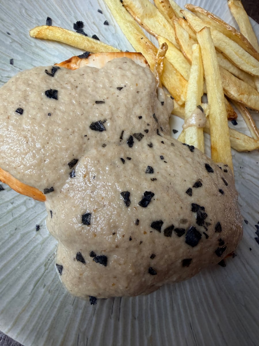 Brocheta de pechuga con crema de boletus
